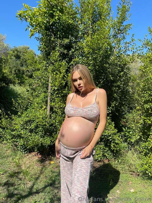 1 or 2? Photoshoot backstage here🤰🏼📸🎞