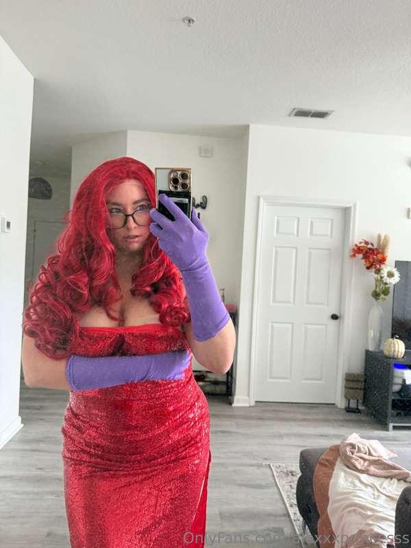 being Jessica rabbit for Halloween this year hehe❤️