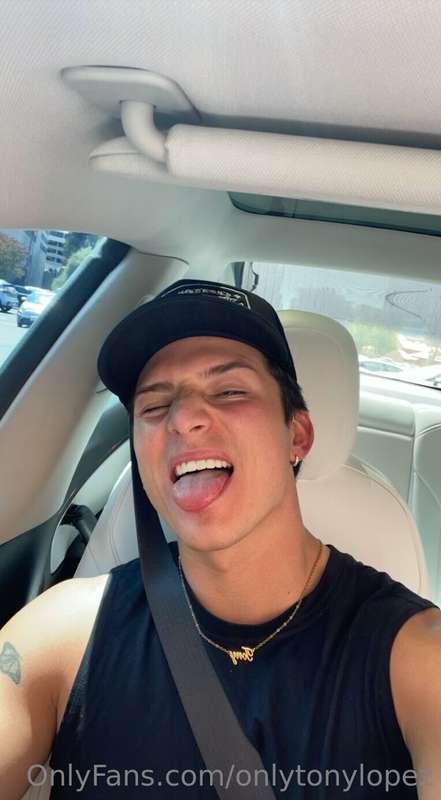 Free tongue pic for ya 👅 now get on your knees and thank me ..