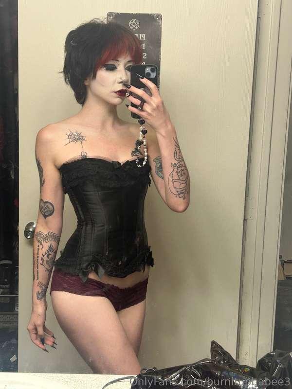 happy vday babes 🖤💋