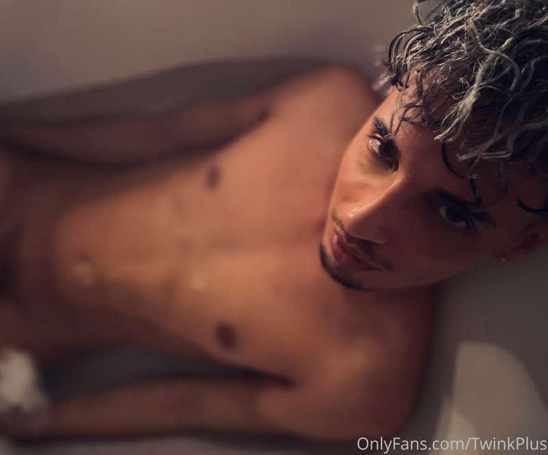 Check out @SkinnyTo 👦🏻

He posts videos and photos daily.
Go..