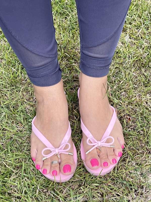 kim_kisses_foot_goddess image #4