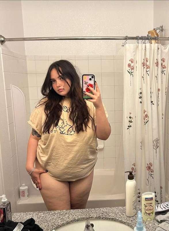 @violet_harmon is a secret slut 🤫 and she made her page FREE..