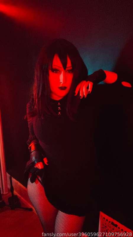 Your ✨rebel✨ goth girlfriend 🖤

These looked way better on my phone lmao. But I tried to take pics in just red light to make them look cooler. 😂