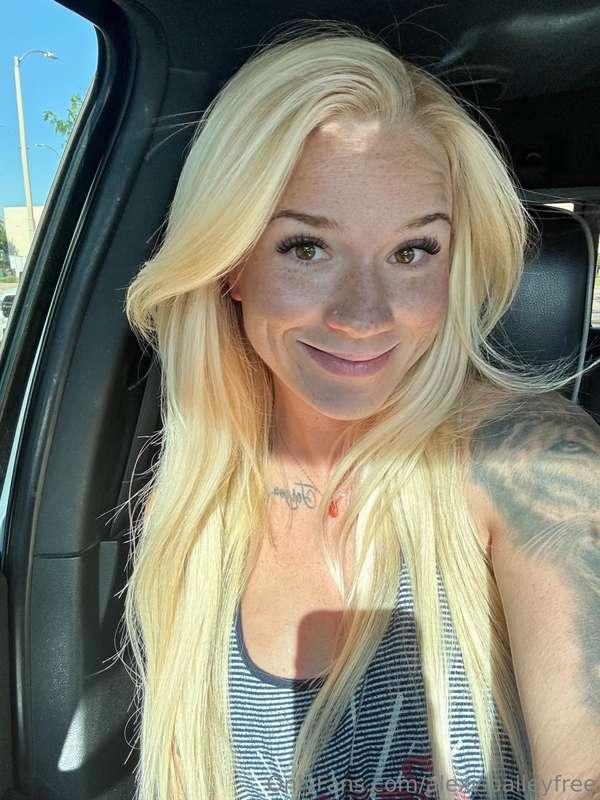 Come see me naked 💛 @alexisjobailey 