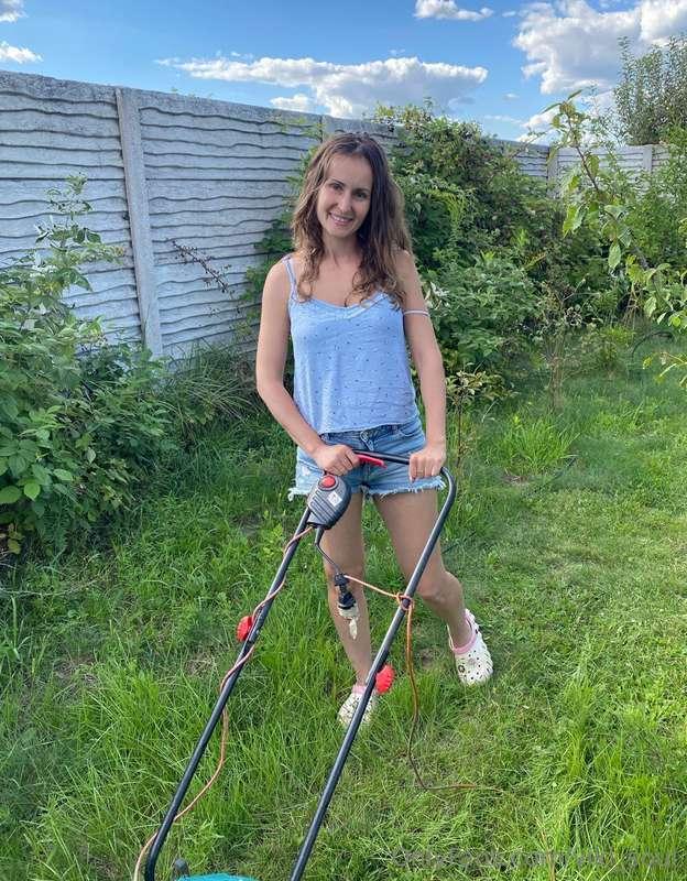 Summer, summer 🌞🌞🌞🌞🥵 and the grass won't mow itself 🙌🌈 I've ..