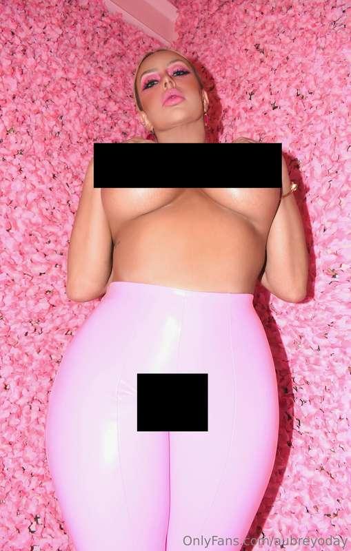 full front exposed nips and my juicy 🐪 toe in latex 💦