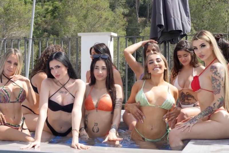 Quieres ver qué pasó en el Jacuzzi todas juntitas? 😈💦  Tiene..