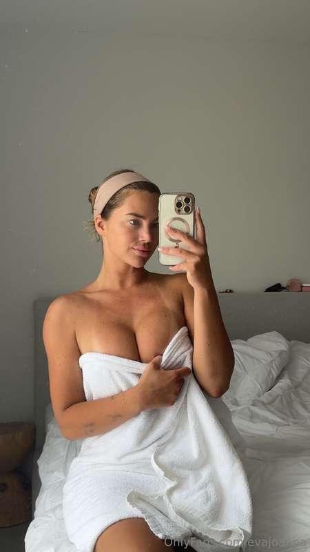 Towel on… but not for long if you’re watching 👅
