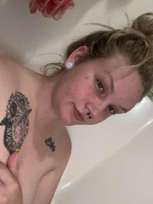 I cannot stress how much I love baths!!! 
Gonna do a cute ba..