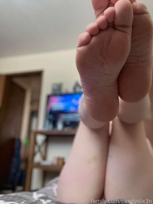 Any toe lovers? 

#footfetish #footworship #toes #toesandpussy #solesandpussy #wrinklysoles #horny