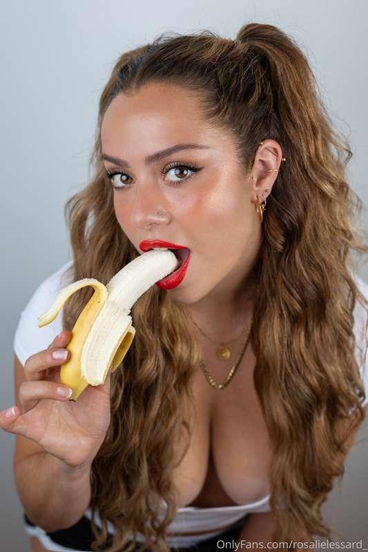 T’auras jamais vu une fille manger une banane avec autant de..