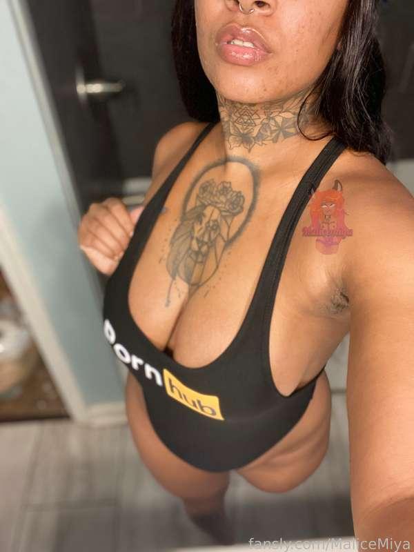 The Hub sent me a gift! How does it look? 🖤🧡