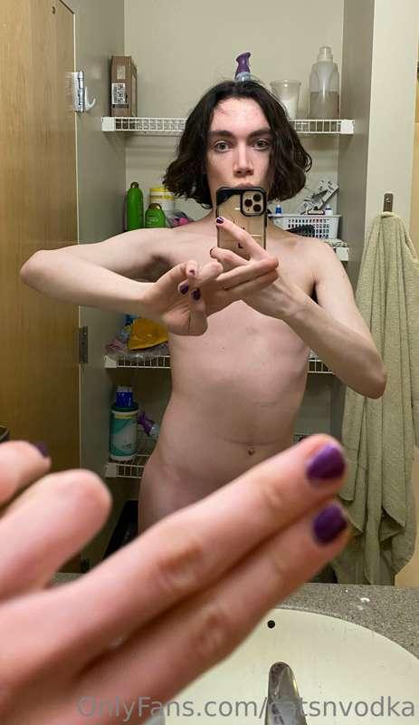 Mirror Selfie 💅