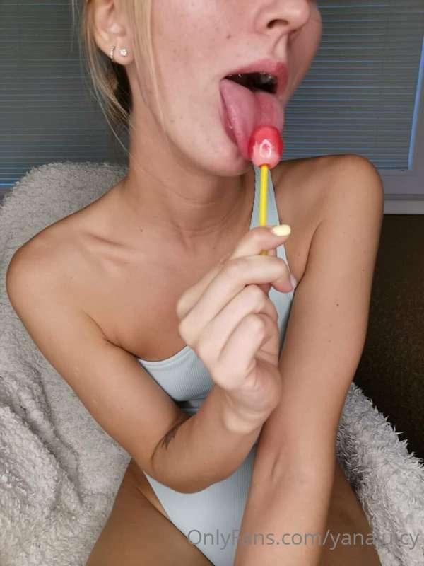 ❤💋 mmm, what a sweet taste of candy in my mouth, mmm my lips..
