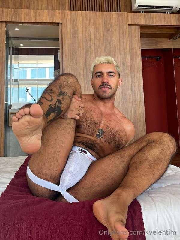 🦶🏻😝