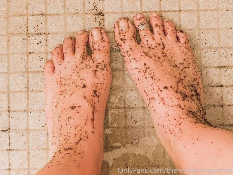 Do I have any foot lovers here?🦶 

Also, I highly recommend ..