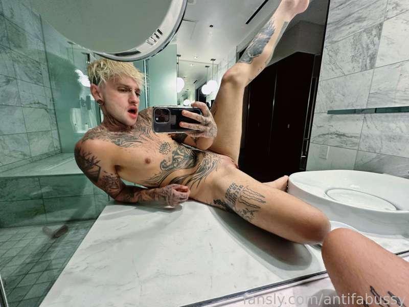 This bathroom made me feel like I was on an alien operating table 🤪🤪🤪 ofc took a bunch of pictures in it! Here are some of my favs! 👽🛸 #nudes #bathroom #coollight #boypussy #bodyshot #mirror
