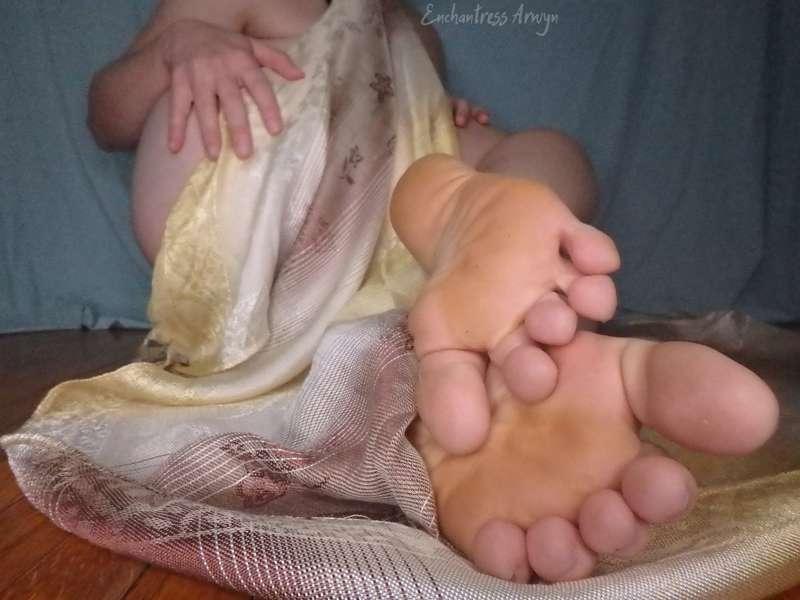 My toes have a mind of their own.✨
