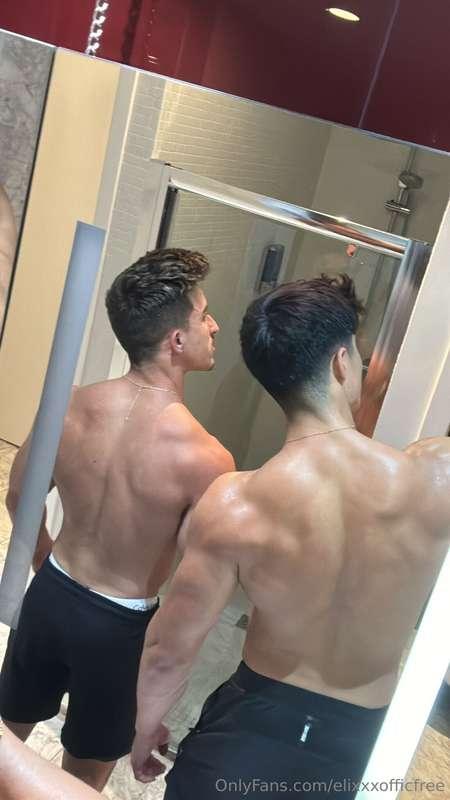 What do you think of our sexy back?😈