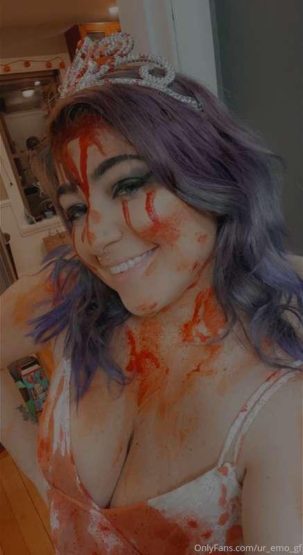 Happy Halloween from your favorite prom Queen!!!! 👑🩸😘😝🎃👻