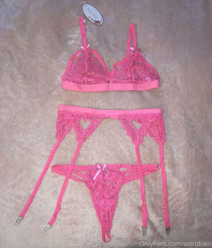 Look what just came in the mail!! 😍 who wants to see me in t..