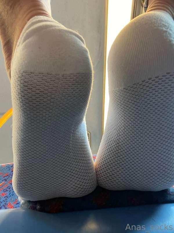 Let’s kick off March with white socks and white pedi. Hit 🤍 ..