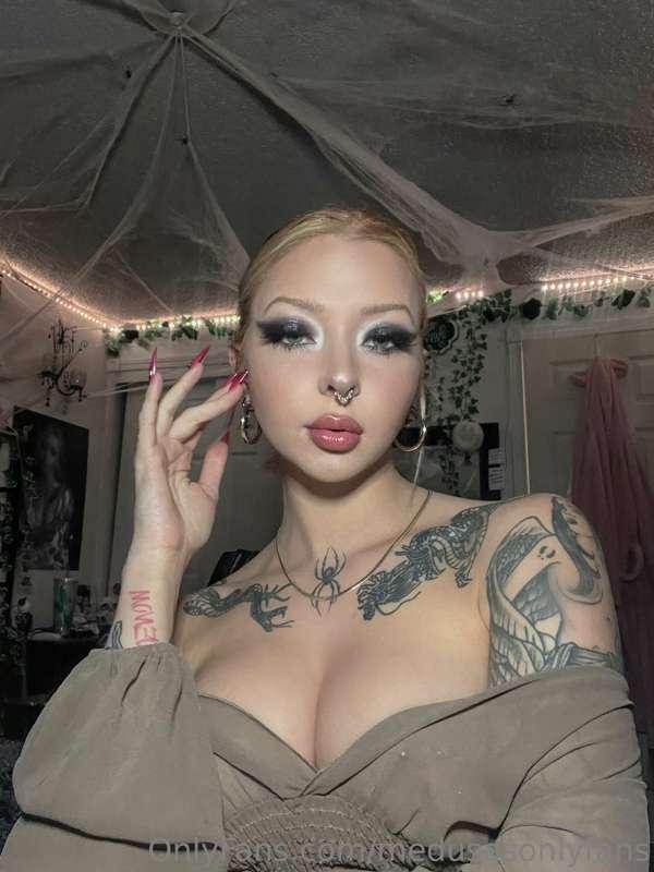 Had to censor my nipples on insta for these photos 🥺