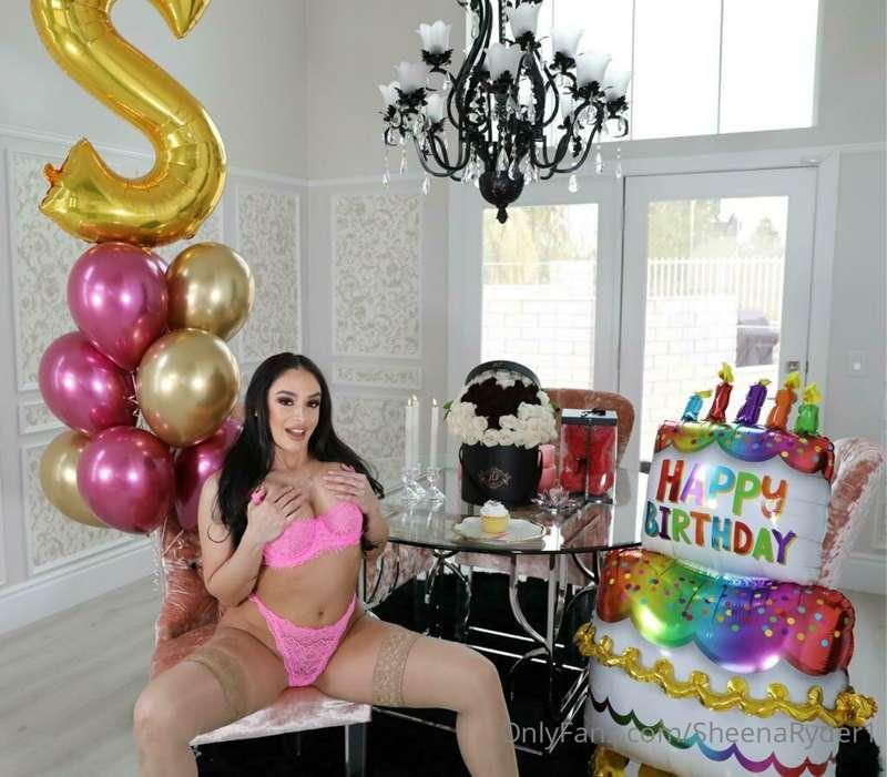 Today is my birthday!! 🎉
Don't forget to tip my birthday pos..