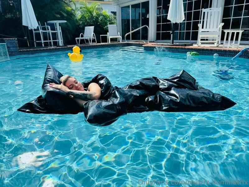 Nothing to see here. Just casually floating on some rubber s..