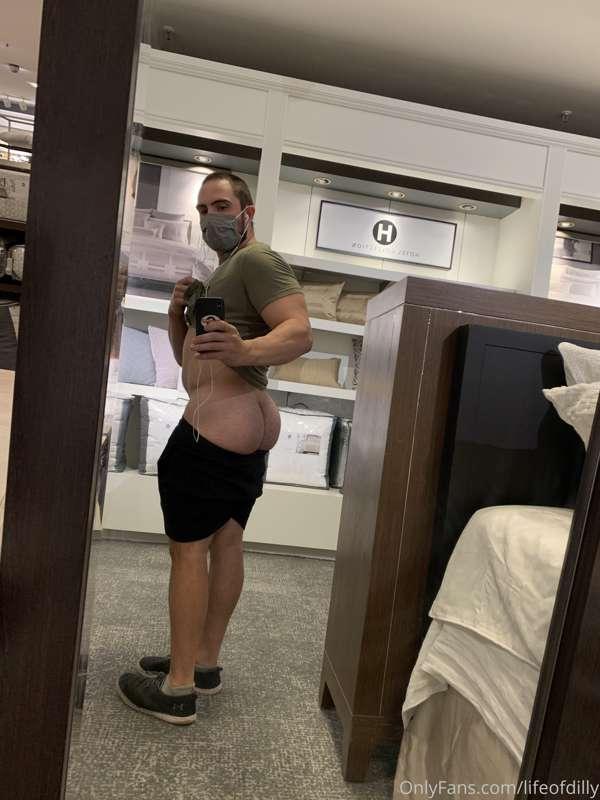 Mall shopping booty pic 😉
Almost had some old lady catch me ..