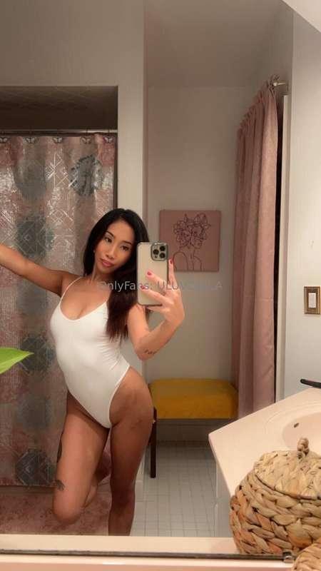 This mirror just confirmed it... i look way too hot to keep ..