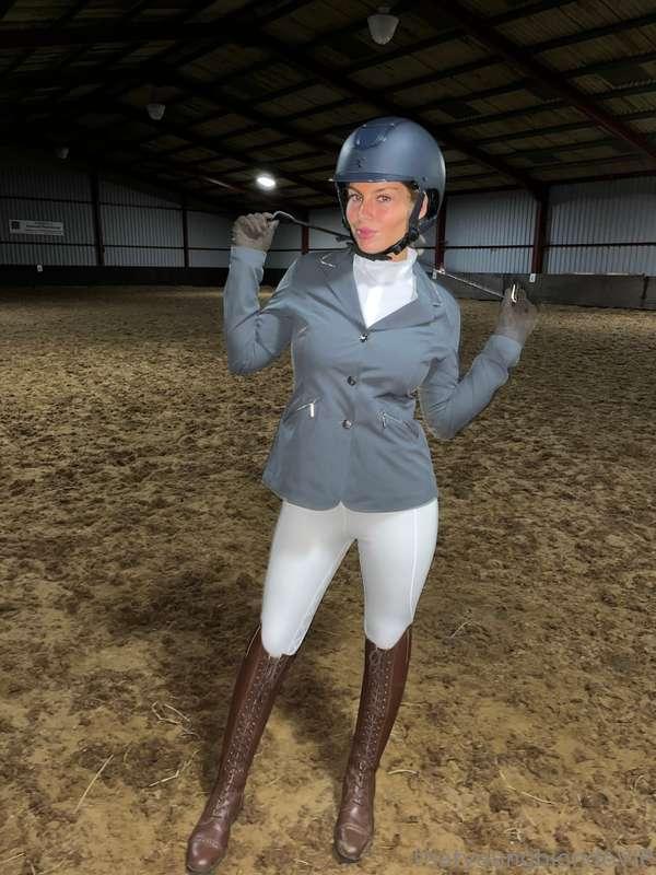 There’s something about competing outfits that turn me on!😏T..