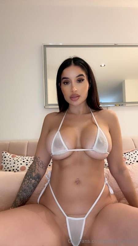 You only have to pull the strings to remove this bikini 😈