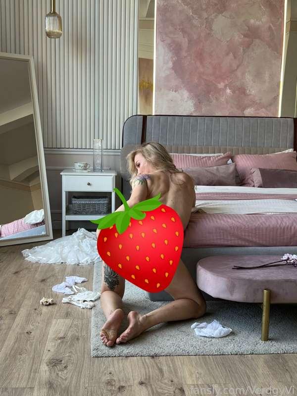 I like to be naughty
#cute #blonde #nude #bigtits #nipplepiercing #tattoed #fyp #bigass #feet #young