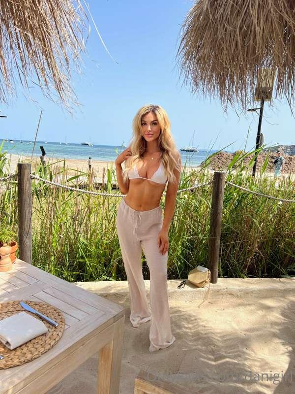Happy Monday babes 💕

When on vacation, it’s a must to pack ..