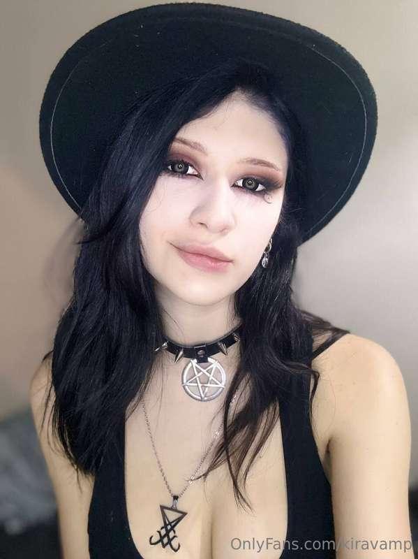 how do you like my big hat?😊🥰