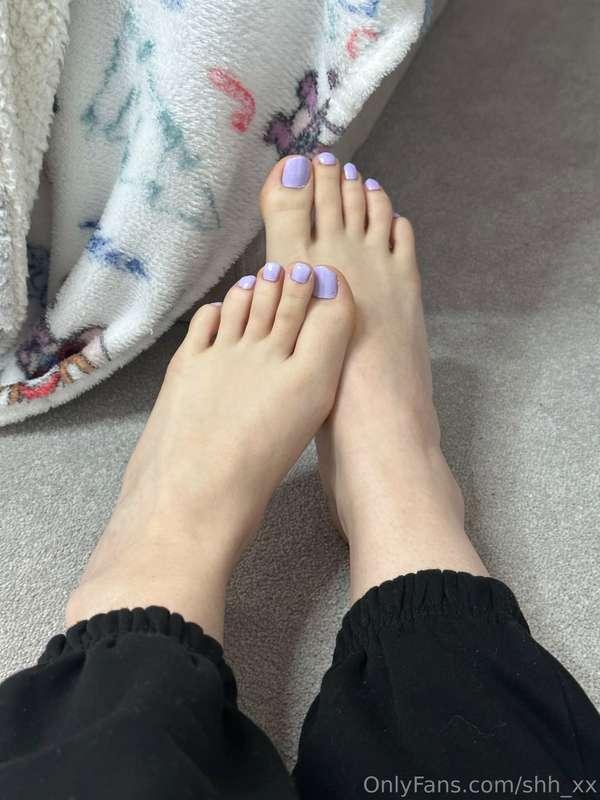 Decided to paint my toes today do you like the colour I chos..