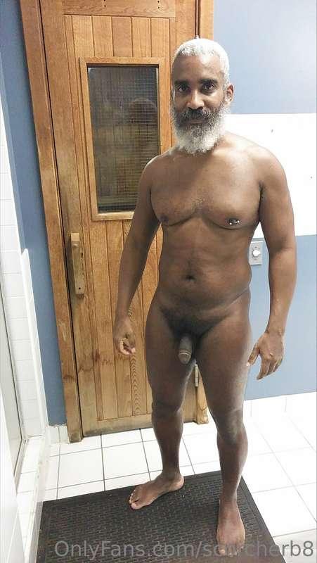 Sweaty Sunday!  #beard #musculardaddy #gay #feet #gaycruisin..