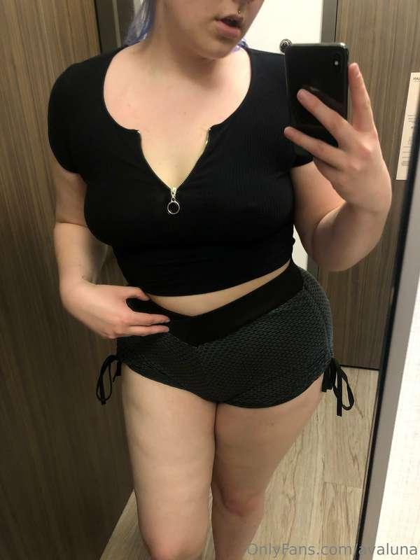 Little nip slip and booty shot for y’all