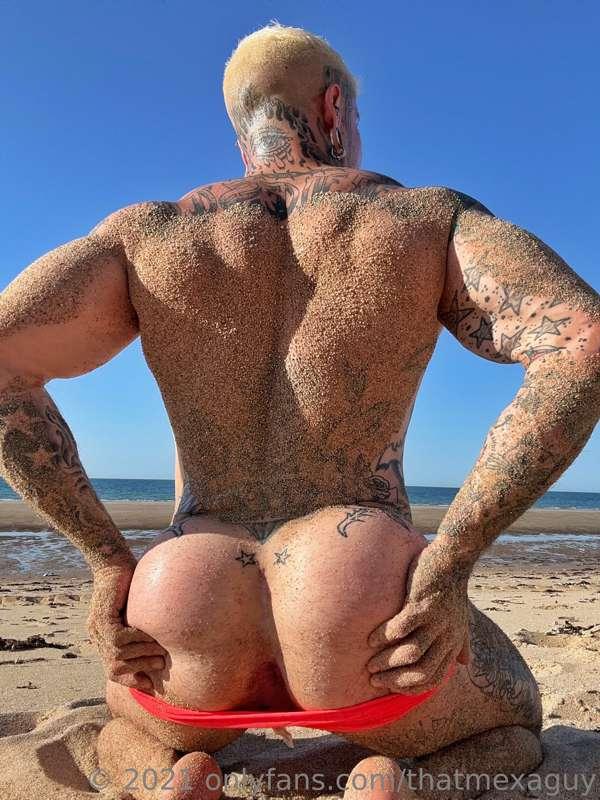 🏝️ 🍑 beaches and peaches