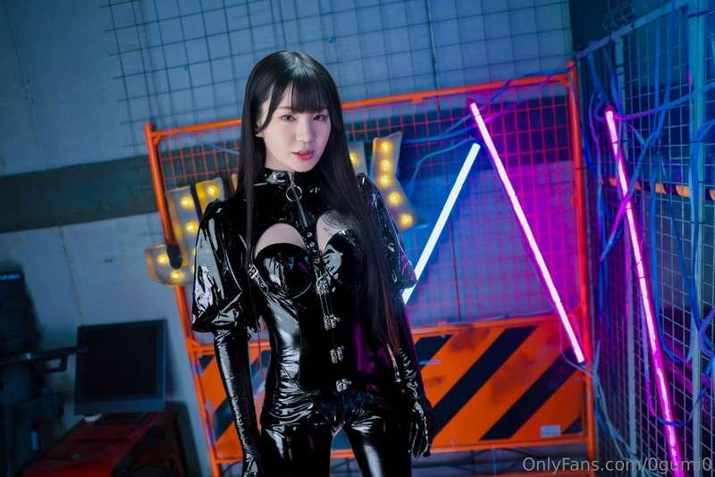 Beauty in enamel🖤実はこの写真、真夏の32度の中撮影したんだ😂ラバーは好き？Actually, I sh..