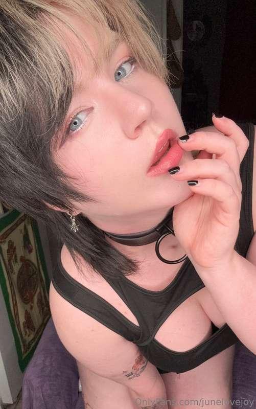 I am streaming with Glovejoy today for a collab stream!!💕 Fa..