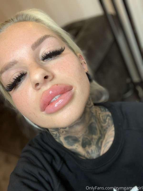 Do you love big lips ? Like for yes 💦💦 BIC BLOWJOB LIPS