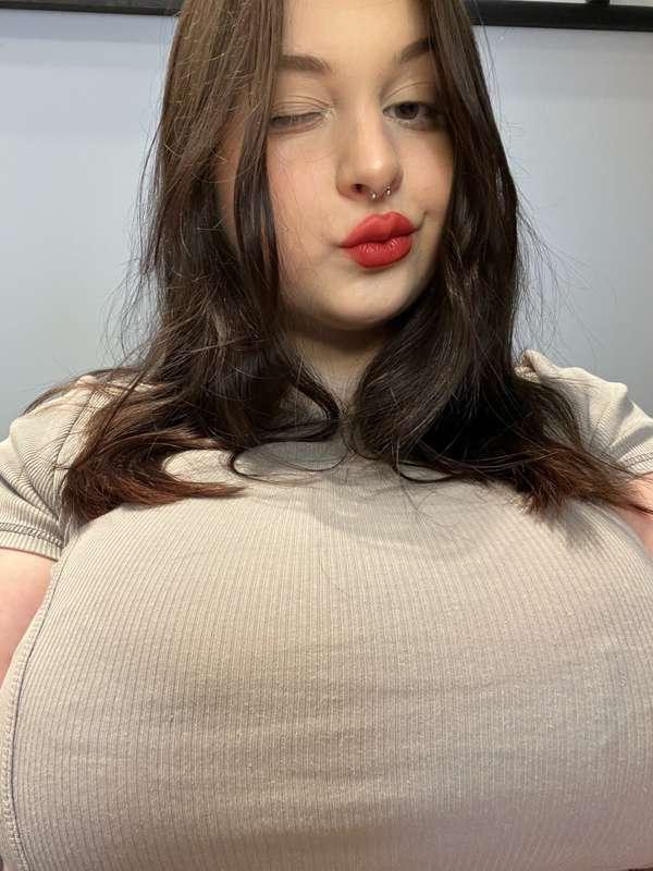 i’m super horny today 🥵 can we have some fun? 🤤