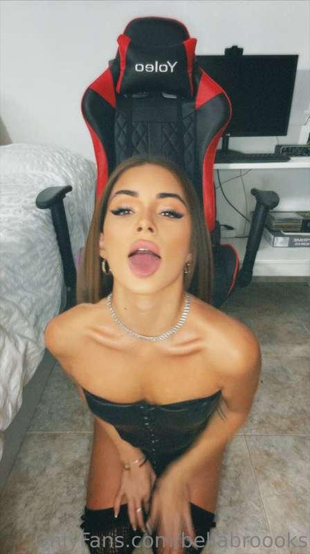 Do I look yummy with my tongue out?😋