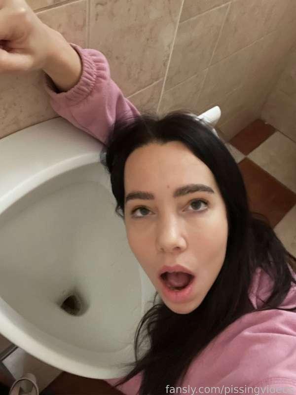pissingvideos image #1
