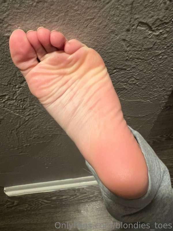 Would you lick my Sweaty soles ? 👸🏼🇺🇸