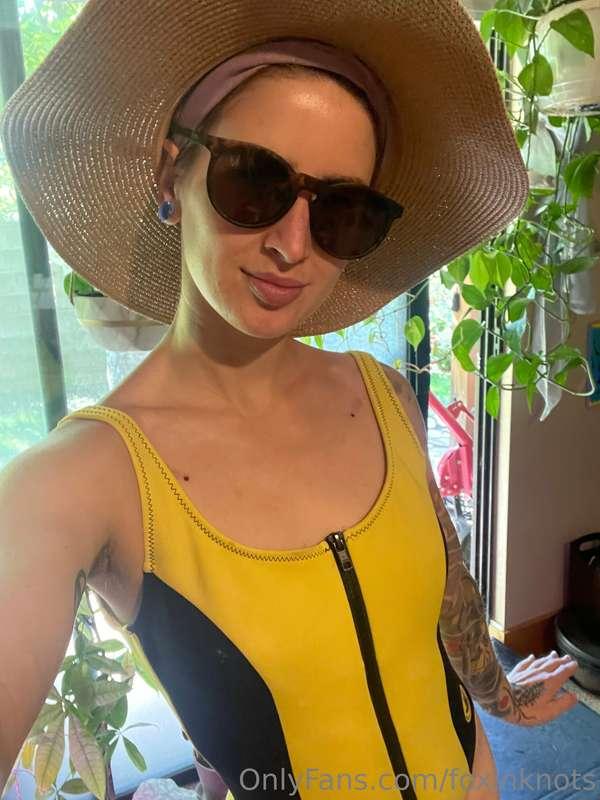 Just a little fun in my body glove!! 🌼🥰💛