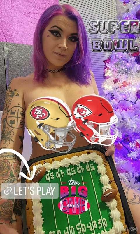 Who do yall have in the SuperBowl???? 5 hours til the big ga..